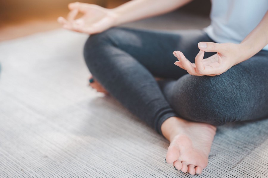 Sjónarhorn af neðri líkama konu í yogastellingu