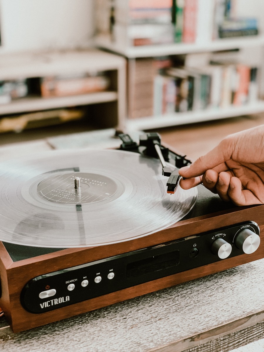 Victrola record players/Unsplash Hönd að setja nálina á plötuspilara á plötu.
