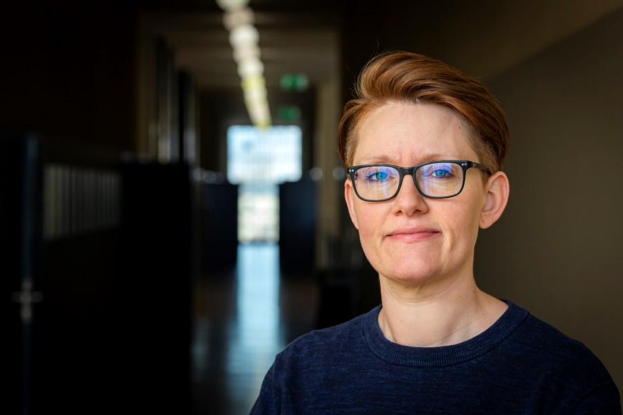 Ásta Kristín Benediktsdóttir fékk áhuga á hinsegin bókmenntum þegar hún var í meistaranámi, þá sjálf nýkomin út úr skápnum sem lesbía. Doktorsverkefni Ástu Kristínar fjallar um rithöfundinn Elías Mar og verk hans. Mynd / Kristinn Ingvarsson Ásta Kristín Benediktsdóttir