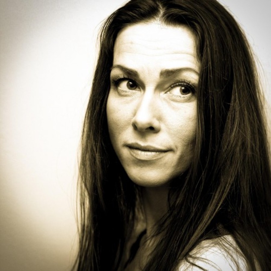 Lesandinn er Hrafnhildur Þórhallsdóttir skáld, kennari og þýðandi.